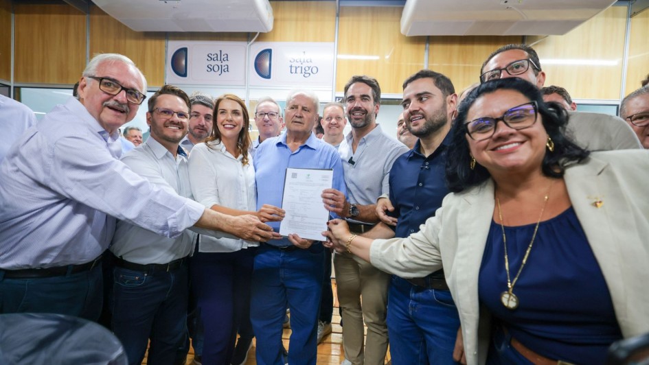 Foto mostra governador Eduardo Leite, vice-governador Gabriel Souza, autoridades de Estado e lideran&ccedil;as do agro, que celebram autoriza&ccedil;&atilde;o para empreendimento sustent&aacute;vel