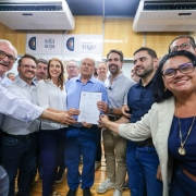 Foto mostra governador Eduardo Leite, vice-governador Gabriel Souza, autoridades de Estado e lideran&ccedil;as do agro, que celebram autoriza&ccedil;&atilde;o para empreendimento sustent&aacute;vel