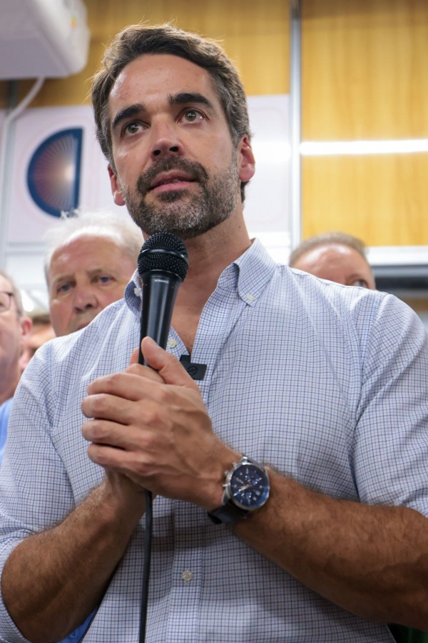 Foto mostra governador Eduardo Leite