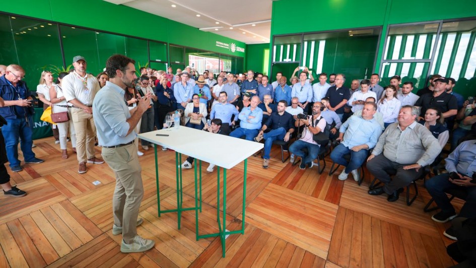 Governador Eduardo Leite fala para produtores durante o evento.