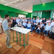 Governador Eduardo Leite fala para produtores durante o evento.