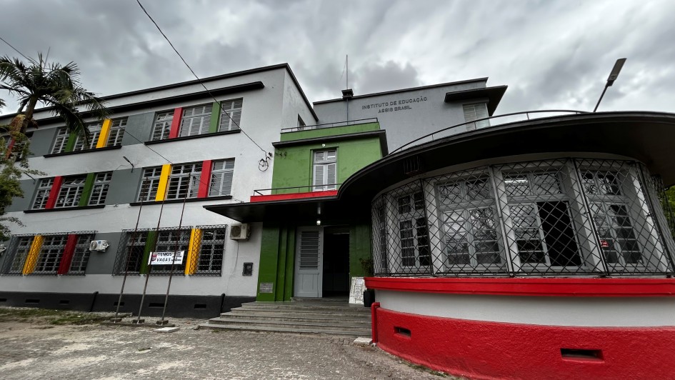 Foto do Instituto de Educa&ccedil;&atilde;o Assis Brasil, em Pelotas, que exemplifica uma mudan&ccedil;a conceitual nas constru&ccedil;&otilde;es durante a Era Vargas