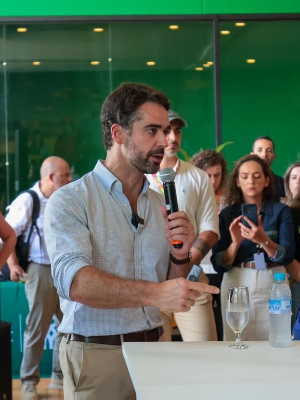 Governador Eduardo Leite fala para produtores durante o evento.