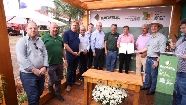 Ato de assinatura de parceria entre Badesul e CCGL