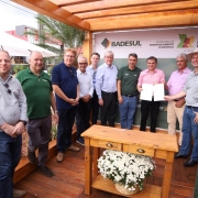 Ato de assinatura de parceria entre Badesul e CCGL