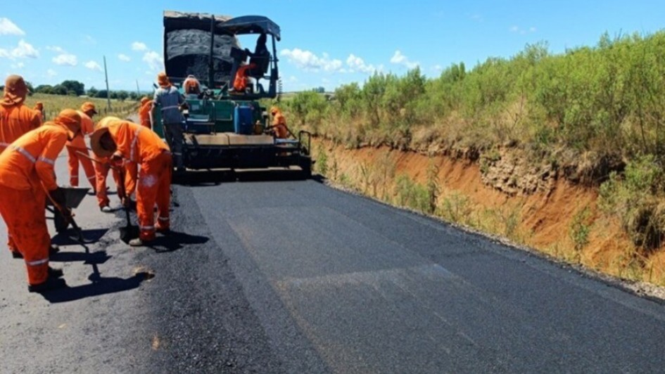 Foto de trabalhadores em obre de asfaltamento