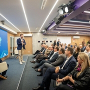 Governador Eduardo Leite falando durante o evento Di&aacute;logos da Sa&uacute;de diante da plateia.