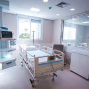 Foto da Unidade de Terapia Intensiva (UTI) do Hospital Santa Clara, de Porto Alegre, que &eacute; exemplo de qualifica&ccedil;&atilde;o