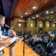Foto mostra ato de assinatura com o governador Eduardo Leite, o vice-governador Gabriel Souza e autoridades