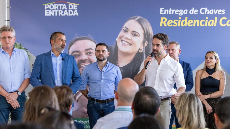 Foto mostra o governador Eduardo Leite e o vice-governador Gabriel Souza com secret&aacute;rios. 