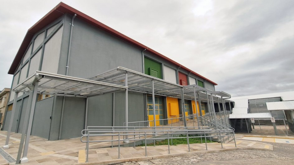 Audit&oacute;rio do instituto Crist&oacute;v&atilde;o de Mendoza, em Caxias do Sul, ap&oacute;s recupera&ccedil;&atilde;o e pintura