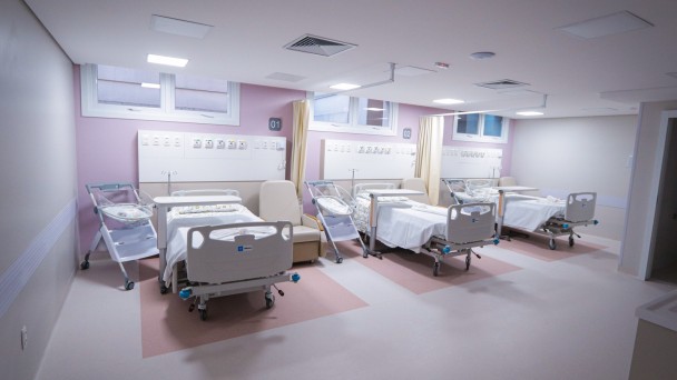 Foto mostra leitos da nova unidade materno infantil do Hospital VVirvi Ramos em Caxias do Sul