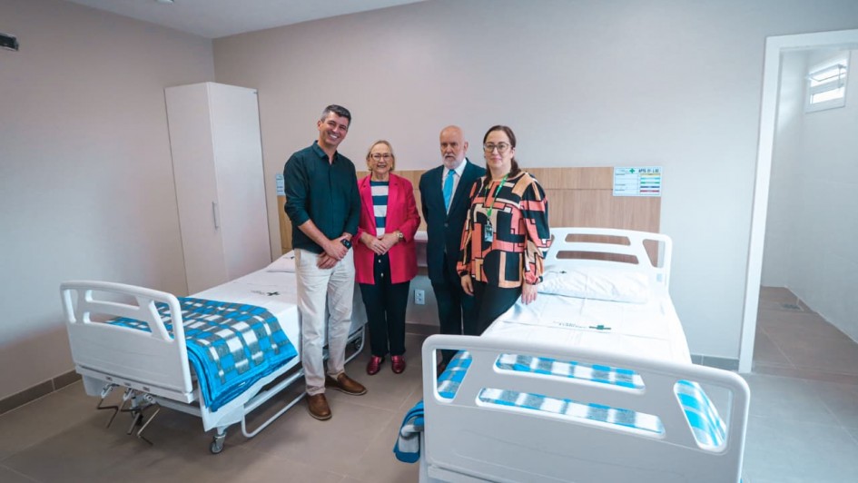 Foto mostra autoridades na inaugura&ccedil;&atilde;o ap&oacute;s investimento estadual de R$ 1,99 milh&atilde;o no Hospital S&atilde;o Francisco de Paula viabilizou a amplia&ccedil;&atilde;o e a adequa&ccedil;&atilde;o da unidade, que aumentou a capacidade de 15 para 20 leitos de interna&ccedil;&atilde;o psiqui&aacute;trica