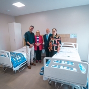 Foto mostra autoridades na inaugura&ccedil;&atilde;o ap&oacute;s investimento estadual de R$ 1,99 milh&atilde;o no Hospital S&atilde;o Francisco de Paula viabilizou a amplia&ccedil;&atilde;o e a adequa&ccedil;&atilde;o da unidade, que aumentou a capacidade de 15 para 20 leitos de interna&ccedil;&atilde;o psiqui&aacute;trica
