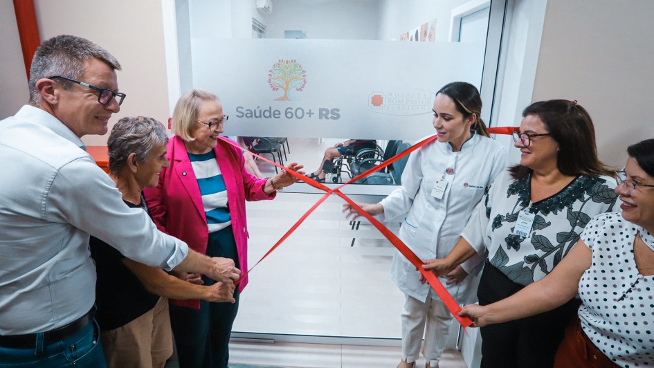 Secret&aacute;ria Arita Bergmann, prefeito e equipe do hospital desatam a fita vermelha na porta da unidade. 