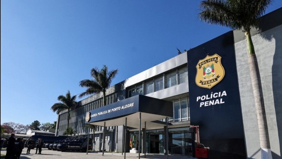 Foto da fachada da Cadeia P&uacute;blica de Porto Alegre.