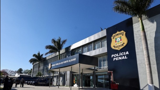 Foto da fachada da Cadeia P&uacute;blica de Porto Alegre.