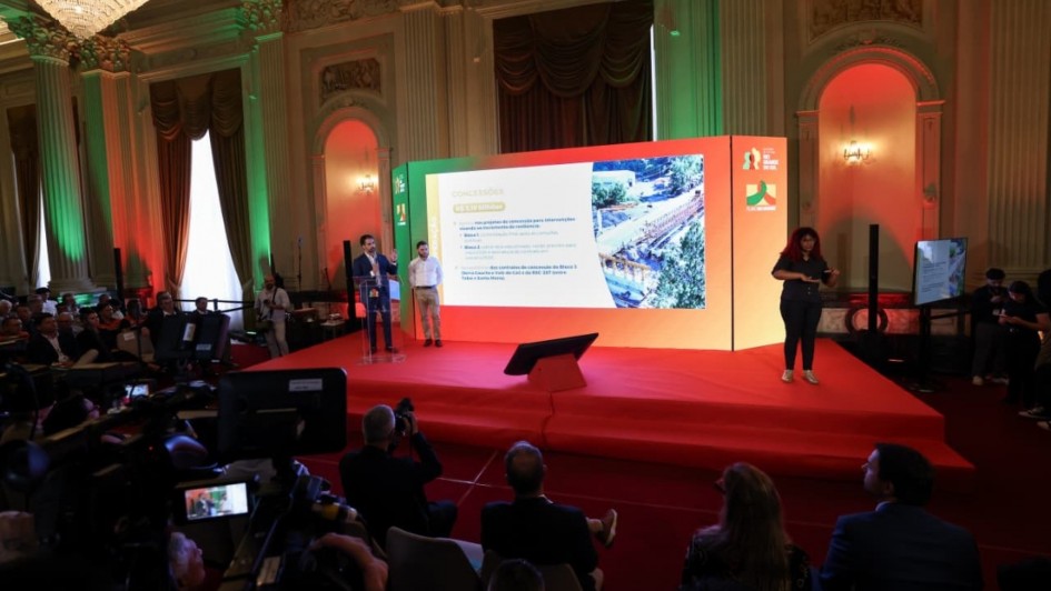 Governador Eduardo Leite e vice Gabriel Souza no palco durante o an&uacute;ncio.