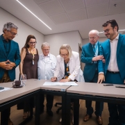 Assinatura de portaria para incentivo de tratamento de cardiopatias cong&ecirc;nitas em crian&ccedil;as na Santa Casa de Porto Alegre.