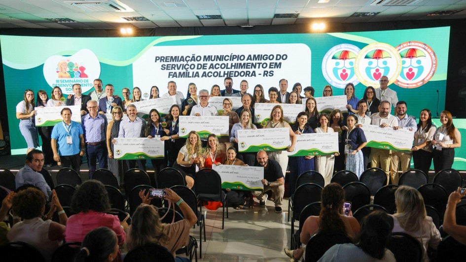 Governo do Estado entrega Selo Munic&iacute;pio Amigo do Servi&ccedil;o de Acolhimento em Fam&iacute;lia Acolhedora   mar26 (1)