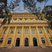 Fachada da Rua Siqueira Campos demonstra a impon&ecirc;ncia e a beleza da edifica&ccedil;&atilde;o tombada em 1987