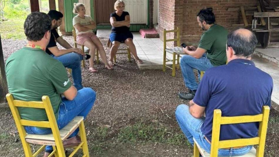 Equipe da SDR aplicando question&aacute;rio na agroind&uacute;stria Amadecom, em Tr&ecirc;s Forquilhas, durante etapa de testes