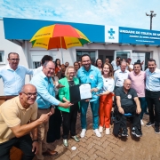 Foto mostra secret&aacute;ria Arita Bergman e autoridades mostrando documento do an&uacute;ncio de recursos para Hospital Dom Jo&atilde;o Becker.