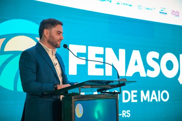 Vice-governador Gabriel Souza fala ao público no lançamento da Fenasoja
