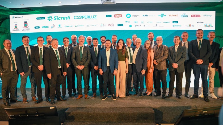 Vice-governador Gabriel Souza entre autoridades em lan&ccedil;amento da Fenasoja 2026