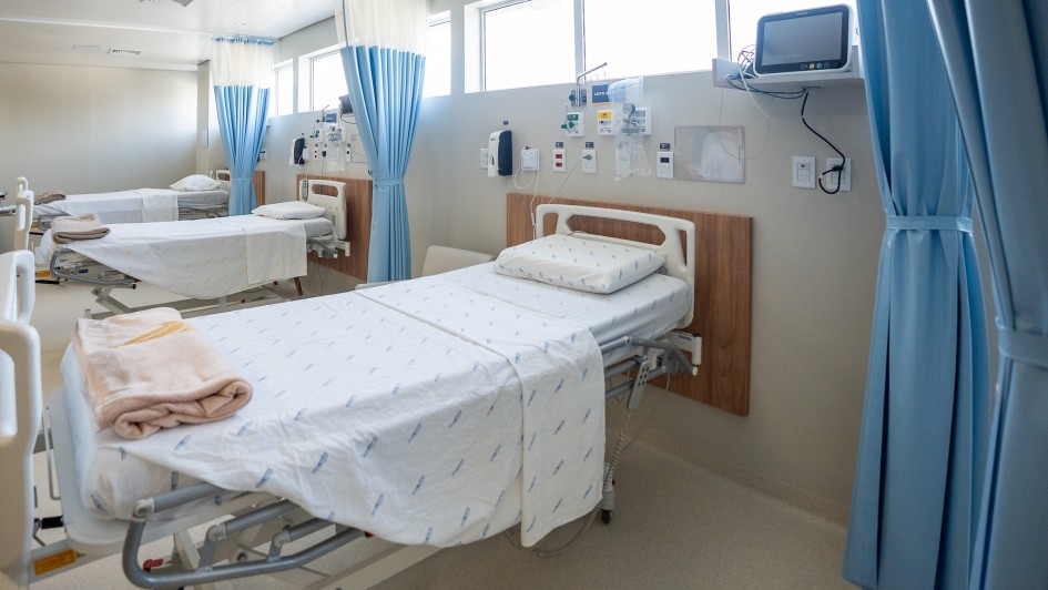 Foto mostra leito de hospital novo, com tr&ecirc;s leitos.