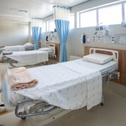 Foto mostra leito de hospital novo, com tr&ecirc;s leitos.