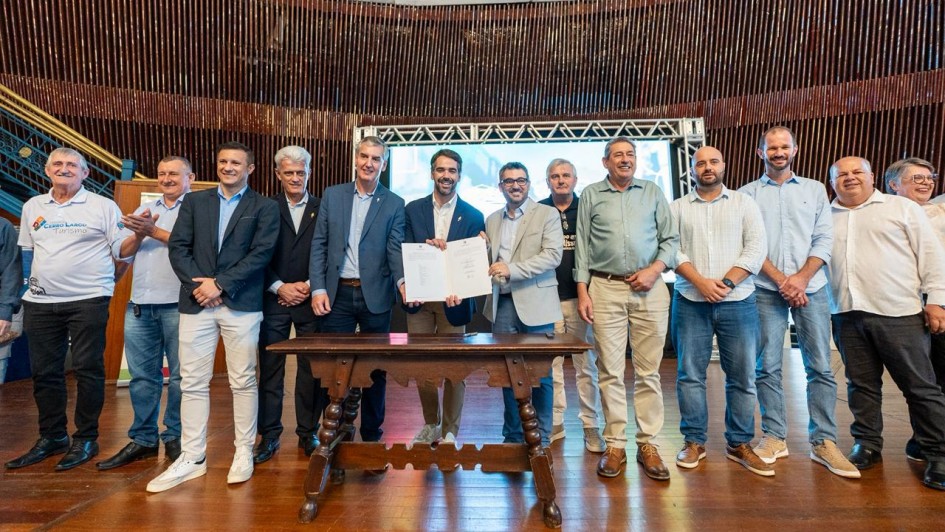 Governador Eduardo Leite e lideran&ccedil;as mostram documento assinado.