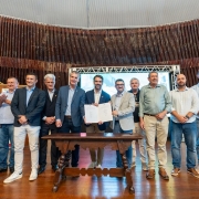 Governador Eduardo Leite e lideran&ccedil;as mostram documento assinado.