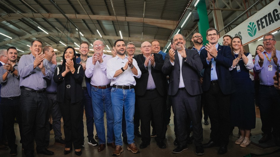 Vice-governador Gabriel Souza com outras autoridades aplaudem juntos.