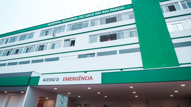 Foto mostra fachada revitalizada do Hospital Regional de Rio Pardo.
