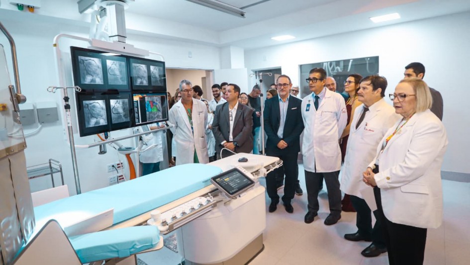 Foto da inaugura&ccedil;&atilde;o da amplia&ccedil;&atilde;o do setor de hemodin&acirc;mica, que foi acompanhada por autoridades e dirigentes da institui&ccedil;&atilde;o