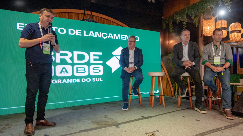 Foto mostra palestrante no lan&ccedil;amento do BRDE Labs.