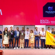 Foto do governador Eduardo Leite com participantes do HackaTch&ecirc; no South Summit Brazil