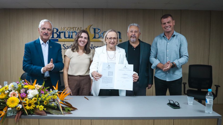 Destina&ccedil;&atilde;o de recursos do Plano Rio Grande para heliponto do Hospital Bruno Born em Lajeado em ato com a secret&aacute;ria Arita Bergmann