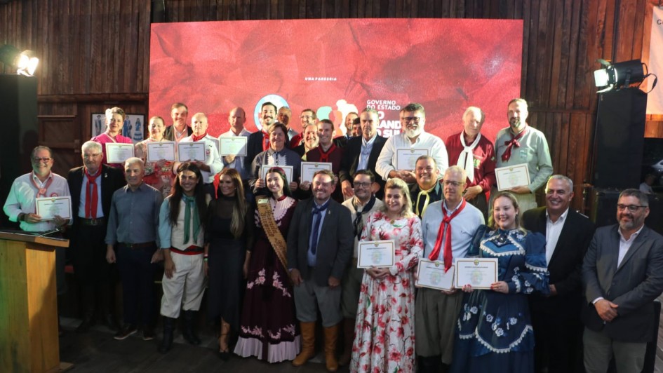 Foto de ato para divulga&ccedil;&atilde;o de selecionados em projeto do governo do Estado