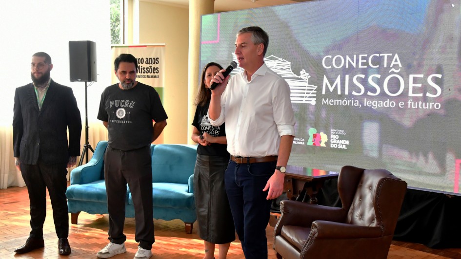 Ao microfone, o secret&aacute;rio da Cultura, Eduardo Loureiro, no lan&ccedil;amento do Plano de Desenvolvimento Regional da Ind&uacute;stria 