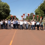 V&aacute;rias pessoas lado a lado em uma estrada asfaltada seguram acima de suas cabe&ccedil;as cones de tr&acirc;nsito simbolizando a libera&ccedil;&atilde;o do tr&acirc;nsito na via