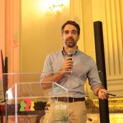 Governador Eduardo Leite discursando no p&uacute;lpito, com microfone na m&atilde;o. 