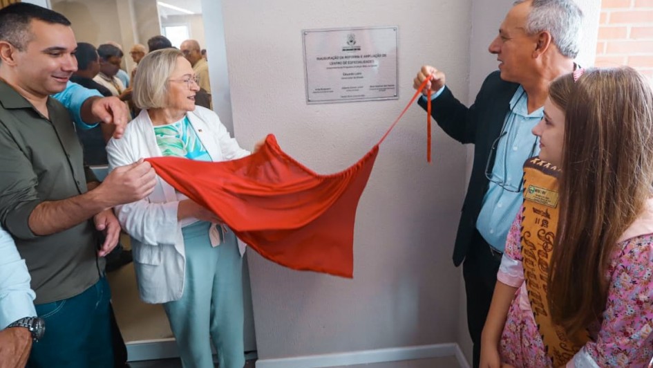 Foto da inaugura&ccedil;&atilde;o do novo centro de especialidades do hospital S&atilde;o Francisco de Assis em Parob&eacute;. Secret&aacute;ria Arita e integrantes do hospital descerram a placa inaugural da obra. 