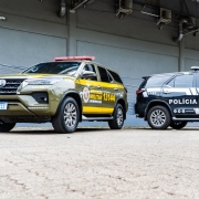 Foto mostra viaturas da BM e da PC no p&aacute;tio.