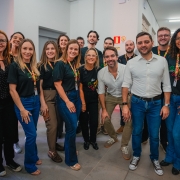 Foto do governador Eduardo Leite e do vice-governador Gabriel Souza, entre representantes da comunidade, no ato de inaugura&ccedil;&atilde;o de obras na escola Professora Margarida Pardelhas, em Cruz Alta