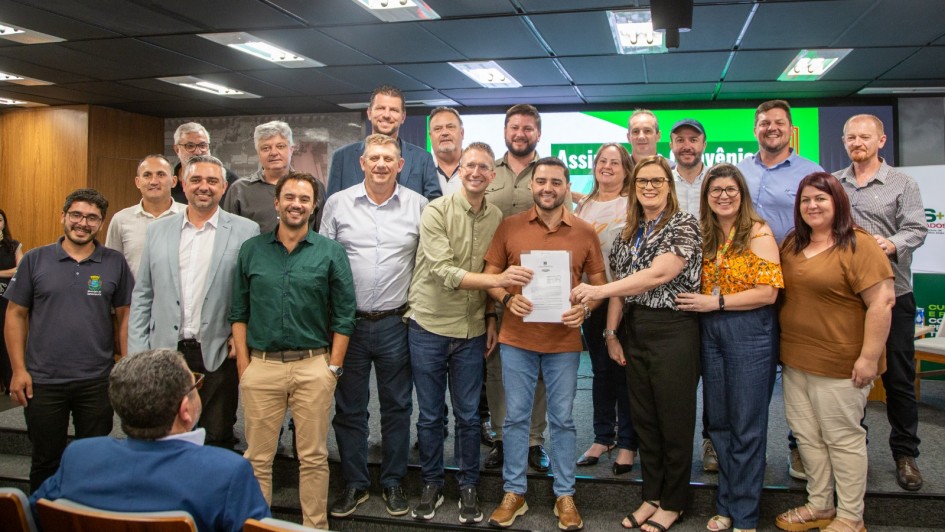 Foto de lan&ccedil;amento de programas sociais com o vice-governador Gabriel Souza