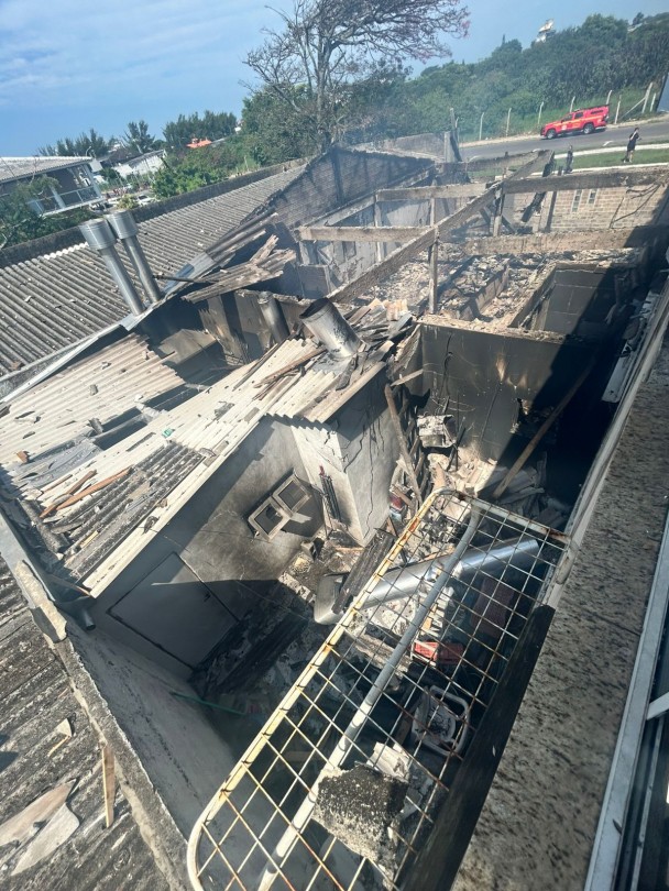 Imagem mostra imóvel parcialmente destruído na parte e resquícios de incêndio