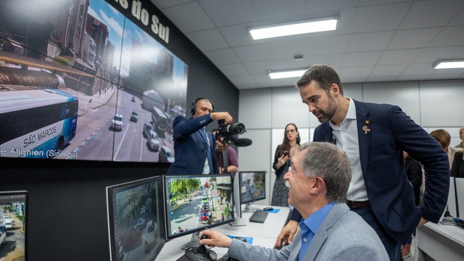 Foto do ato de inaugura&ccedil;&atilde;o do novo pr&eacute;dio do Centro Integrado de Opera&ccedil;&otilde;es (CIOp) de Caxias do Sul, com o governador Eduardo Leite em p&eacute;