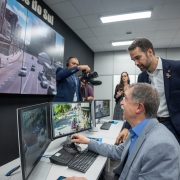 Foto do ato de inaugura&ccedil;&atilde;o do novo pr&eacute;dio do Centro Integrado de Opera&ccedil;&otilde;es (CIOp) de Caxias do Sul, com o governador Eduardo Leite em p&eacute;